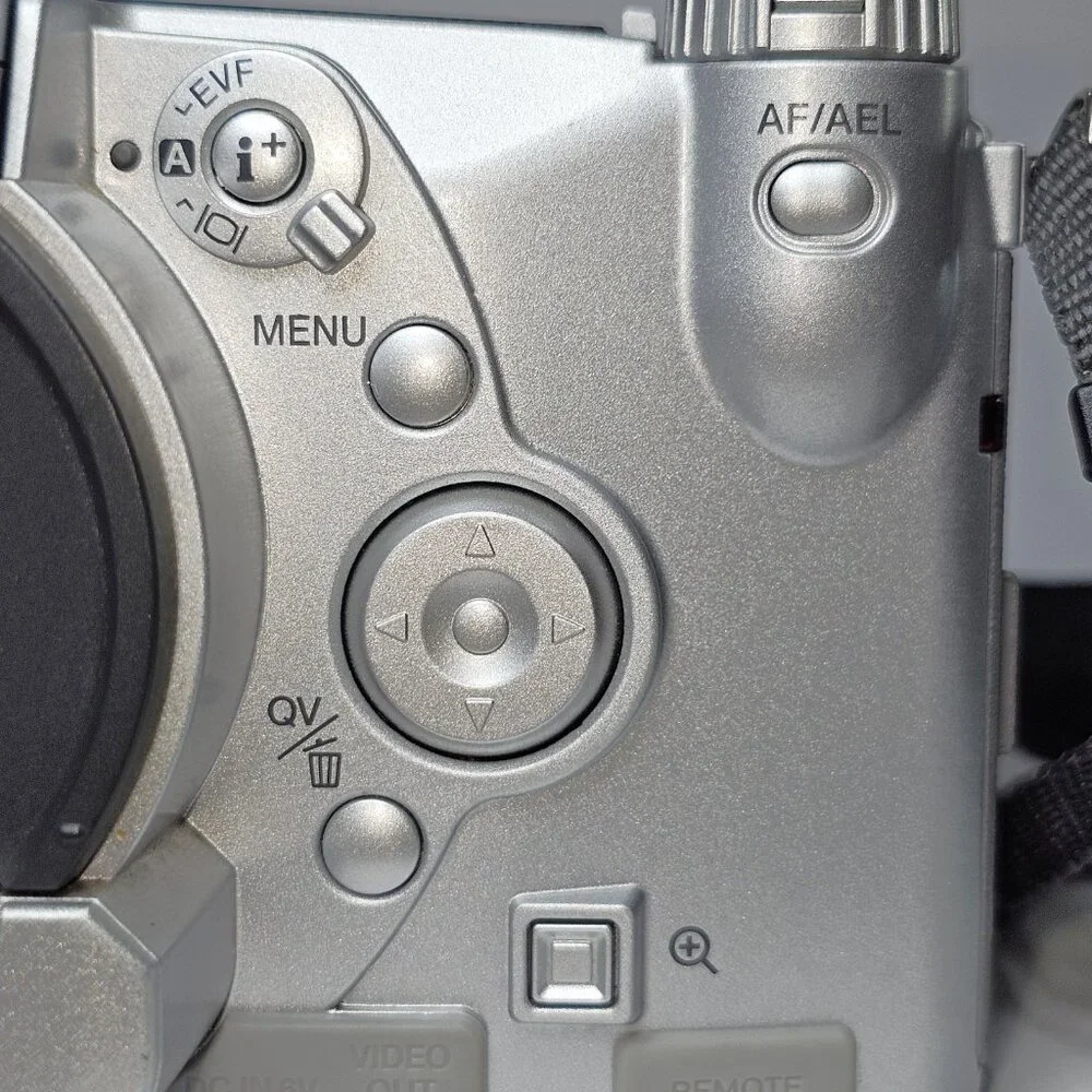 Konica Minolta DiMage 5 3.3 Mega Pixels 7x Optical Zoom Digital Camera POWERS ON